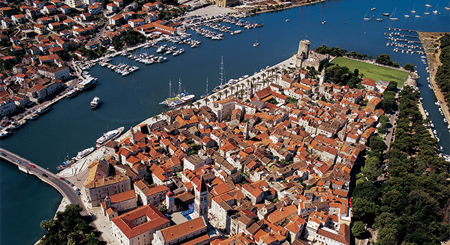 Trogir i njegova znamenita starogradska jezgra zasigurno će Vas očarati.