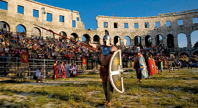 Besuchen Sie die einzigartige Stadt Pula mit einem der am besten erhaltenen römischen Amphitheater aus dem 1. Jahrhundert v. Chr.