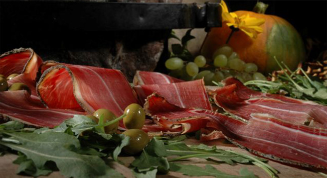 Una delle prelibatezze locali è il tipico prosciutto crudo istriano. Chiedete al produttore di prosciutto locale di tagliarlo a mano per voi.