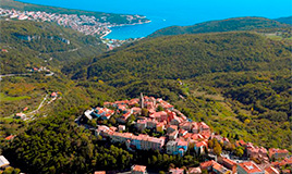 Panoramski pogled na stari grad Labin i Rabac na obali (TZ Labin/Rabac)