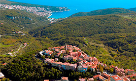 La vista panoramica della cittavecchia di Labin/Albona e la costa di Rabac (Ente per il turismo Labin/Rabac)